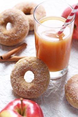 apple_cider_doughnuts_with_cider.jpg
