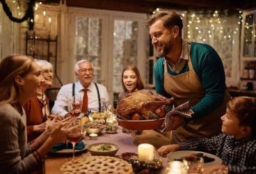 happy-father-serving-thanksgivin.jpg happy-father-serving-thanksgivin.jpg