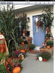 f9f3d3d814f41620bdb4e5b34c8a840d--outside-fall-decorations-fall-planters.jpg