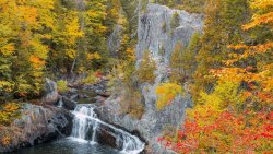 2560px-Fall_Foliage_Buttermilk_Falls_Gulf_Hagas.jpg