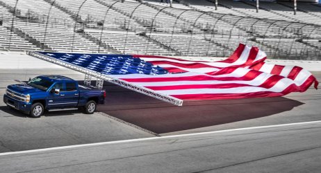 465278_2017-Chevrolet-SilveradoHD-GUINNESS-WORLD-RECORDS-FlagPull-01a.jpg