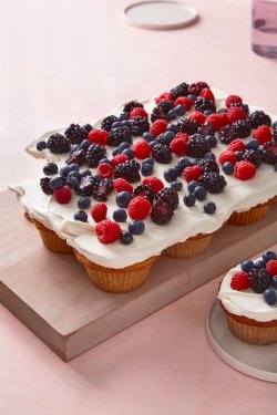 pull-apart-vanilla-wafer-cupcake-cake-with-berries-103293959.jpg