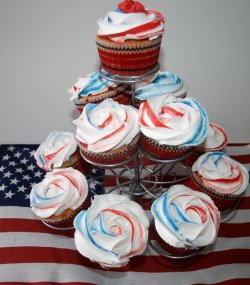 900_832088tvaM_labor-day-cupcakes.jpg