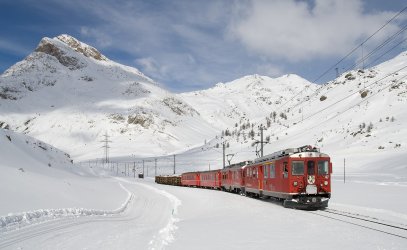 1920px-Berninabahn_zwischen_Lagalb_und_Ospizio_Bernina_im_Winter.jpg