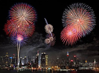 2-fireworks-over-new-york-city-roman-kurywczak.jpg