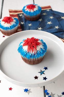Red-Velvet-Patriotic-Firework-Cupcakes-Picture-12.jpg