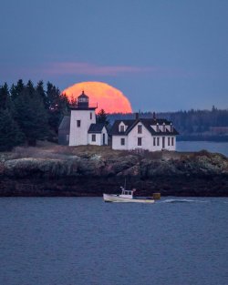 rockport-maine-lighthouse-super-moon.jpg