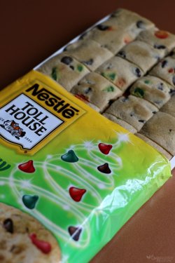 cFestive-Nestle-Toll-House-Holiday-Chocolate-Chip-Cookie-Dough.jpg