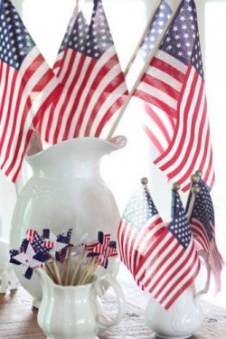 deorations-ideas-table-centerpieces-national-colors-flag-small-paper-windmills-334x500.jpg