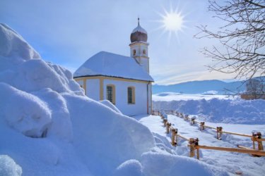 mauritius images - 08999426 - Winter landscape with St. Leonhard church, Hundham, Leitzach val...jpg