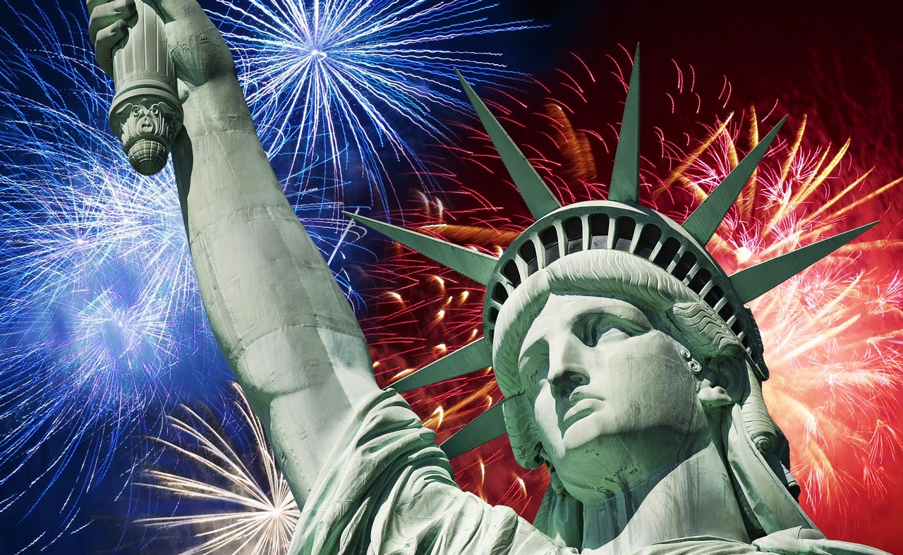 July_4th_Statue_of_Liberty_and_Fireworks.jpg