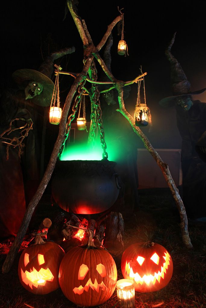 Halloween-Witch-Decor.jpg